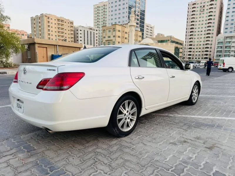 2009 تويوتا افالون in Dubai