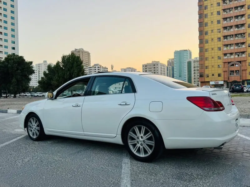 2009 تويوتا افالون in Dubai