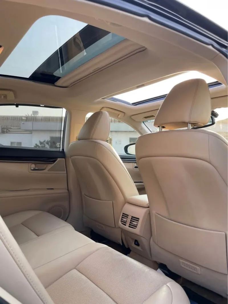 2015 Lexus ES in Dubai